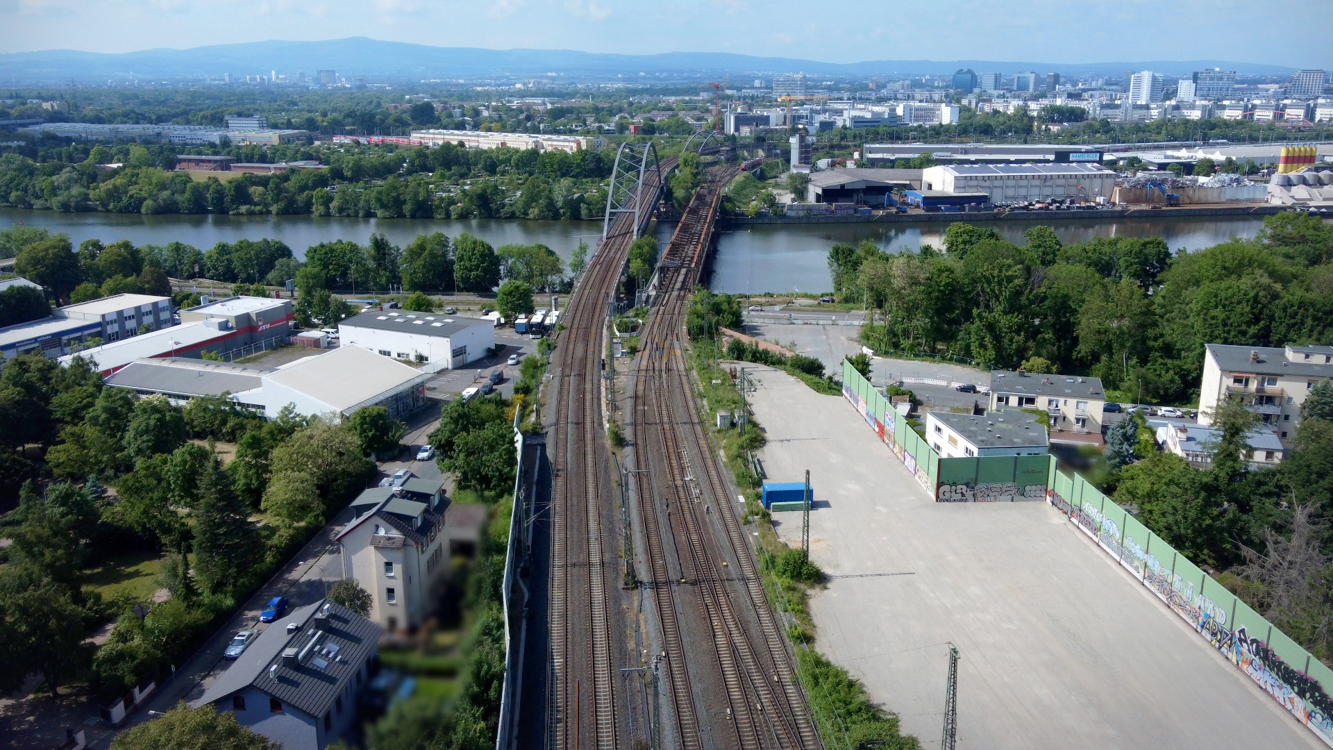 Luftaufnahme von zwei Brücken über die Gleise führen.